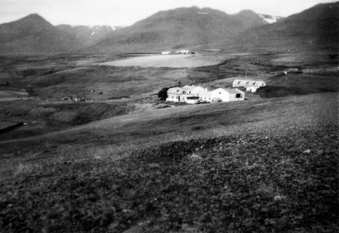 Þetta er bærinn Litli-Hóll í Hrafnagilshreppi (nú Eyjafjarðarsveit) og Dvergstaðir í fjarska. / m-stae1-17315 frá Minjasafninu á Akureyri