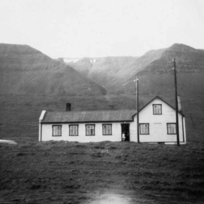 28 - Þetta er gamli bærinn í Stóra-Dunhaga í Hörgárdal. Húsið var byggt 1919. - Minjasafnið á Akureyri / Album 260-148