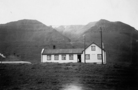 28 - Þetta er gamli bærinn í Stóra-Dunhaga í Hörgárdal. Húsið var byggt 1919. - Minjasafnið á Akureyri / Album 260-148 - Minjasafnið á Akureyri / Album 260-147