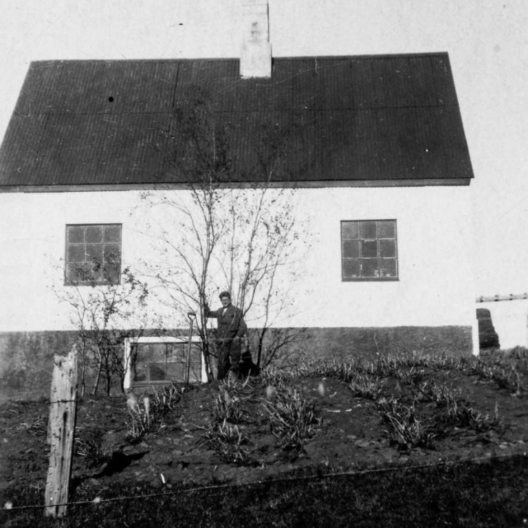 Hefur þú hugmynd um, lesandi góður, hvar þessi mynd er tekin? Þekkirðu ef til vill manninn? Lesendur eru hvattir til að senda upplýsingar á netföngin hg@minjasafnid.is og skapti@akureyri.net - / m-stae1-17374 frá Minjasafninu á Akureyri