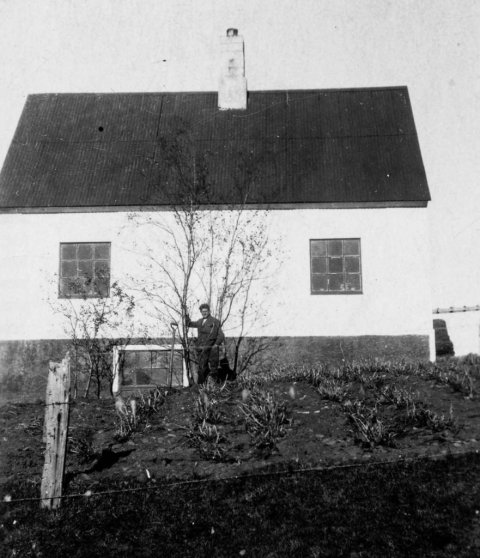 Hefur þú hugmynd um, lesandi góður, hvar þessi mynd er tekin? Þekkirðu ef til vill manninn? Lesendur eru hvattir til að senda upplýsingar á netföngin hg@minjasafnid.is og skapti@akureyri.net - / m-stae1-17374 frá Minjasafninu á Akureyri