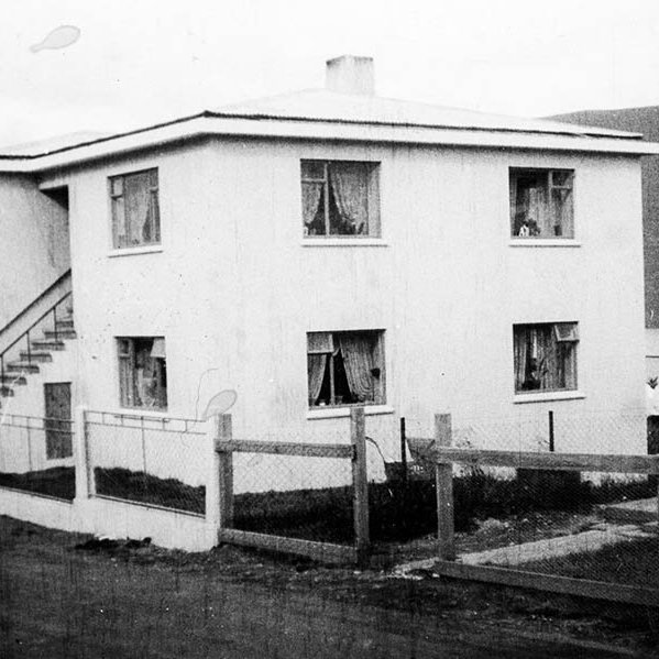 Þetta er Möðruvallastræti 5 á Akureyri. Byggt 1946, hannað af Jónasi Snæbjörnssyni skv. upplýsingum frá lesanda. - / m-stae1-17357 frá Minjasafninu á Akureyri