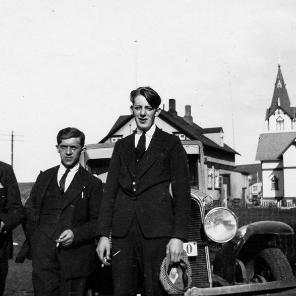 Þetta er á Húsavík. Húsin í fjarska eru Húsavíkurkirkju, Bjarnahús og Bjarnabúð. Fáeinar ábendingar bárust um nöfn mannanna; fullyrt er að sá í miðjunni sé Jón Guðjónsson sem hafi starfað sem bakarameistari í Kristjánsbakaríi á Akureyri þegar það var til húsa við Strandgötu, og þeirra hugmynd var varpað fram að maðurinn lengst til hægri gæti verið Þorkell Eggertsson sem lengi var í Slökkviliði Akureyrar. Hvað segja lesendur um það? - / m-stae1-17241 frá Minjasafninu á Akureyri