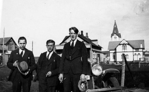 Þetta er á Húsavík. Húsin í fjarska eru Húsavíkurkirkju, Bjarnahús og Bjarnabúð. Fáeinar ábendingar bárust um nöfn mannanna; fullyrt er að sá í miðjunni sé Jón Guðjónsson sem hafi starfað sem bakarameistari í Kristjánsbakaríi á Akureyri þegar það var til húsa við Strandgötu, og þeirra hugmynd var varpað fram að maðurinn lengst til hægri gæti verið Þorkell Eggertsson sem lengi var í Slökkviliði Akureyrar. Hvað segja lesendur um það? - / m-stae1-17241 frá Minjasafninu á Akureyri