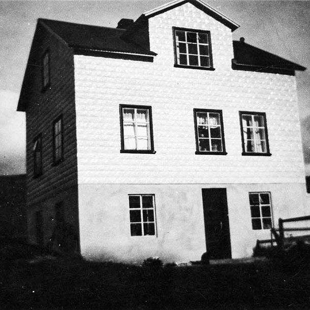 Ein mjög góð ábending barst um þessa mynd, svohljóðandi, frá Katrínu Úlfarsdóttur grunnskólakennara í Hrafnagilsskóla og leiðsögumanni:

Húsið á myndinni er mjög líkt húsi sem núna stendur á Grísará, við hliðina á Jólagarðinum. Það var upphaflega reist á Espigrund í Hrafnagilshreppi, árið 1930 að því er ég best veit. Árið 1967 keyptu foreldrar mínir húsið sem þá hafði staðið autt um árabil og fluttu það að Grísará og heitir það síðan Grísará 2.

Það sést ekki vel á myndinni hvað er í bakgrunninum en á Sarpinum er að finna mynd þar sem sést í Espigrund og þar er einhver runnagróður hægra megin eins og á myndinni. Á neðstu hæðinni var inngangurinn og þar var líka eldhúsið. Þegar húsið var flutt var neðsta hæðin opnuð þannig að það var hægt að bakka vagni undir húsið og veggirnir voru síðan brotnir niður þangað til húsið stóð á vagninum. / m-stae1-17289 frá Minjasafninu á Akureyri