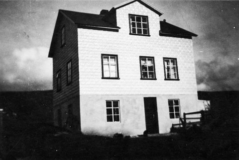 Ein mjög góð ábending barst um þessa mynd, svohljóðandi, frá Katrínu Úlfarsdóttur grunnskólakennara í Hrafnagilsskóla og leiðsögumanni:

Húsið á myndinni er mjög líkt húsi sem núna stendur á Grísará, við hliðina á Jólagarðinum. Það var upphaflega reist á Espigrund í Hrafnagilshreppi, árið 1930 að því er ég best veit. Árið 1967 keyptu foreldrar mínir húsið sem þá hafði staðið autt um árabil og fluttu það að Grísará og heitir það síðan Grísará 2.

Það sést ekki vel á myndinni hvað er í bakgrunninum en á Sarpinum er að finna mynd þar sem sést í Espigrund og þar er einhver runnagróður hægra megin eins og á myndinni. Á neðstu hæðinni var inngangurinn og þar var líka eldhúsið. Þegar húsið var flutt var neðsta hæðin opnuð þannig að það var hægt að bakka vagni undir húsið og veggirnir voru síðan brotnir niður þangað til húsið stóð á vagninum. / m-stae1-17289 frá Minjasafninu á Akureyri