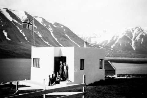 Þessi mynd er tekin í Ólafsfirði; sumir lesendar telja að þetta sé sumarbústaður hjónanna Jóhanns Jeremíasar Kristjánssonar, sem var héraðslæknir í Ólafsfirði frá 1937 til 1961, og Ingu Guðmundsdóttur eiginkonu hans. Aðrir hafa sent upplýsingar um að þetta sé læknisbústaðurinn. - / m-stae1-17487 frá Minjasafninu á Akureyri