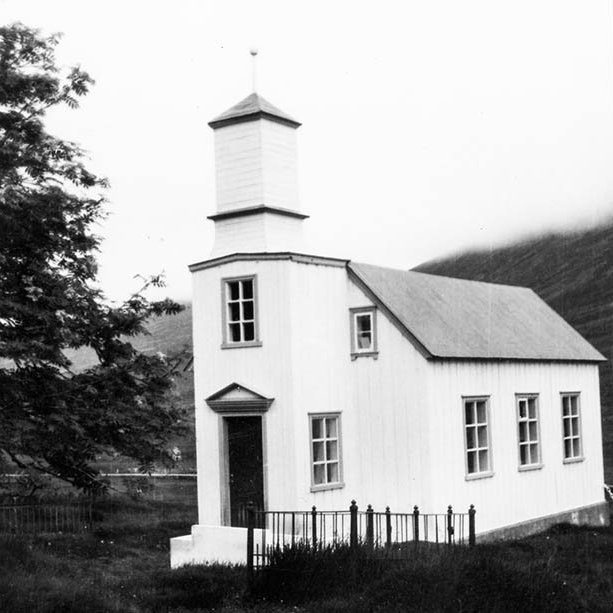 Þetta er Kvíabekkjarkirkja í Ólafsfirði, um átta og hálfum kílómetra innan við þéttbýlið í Ólafsfirði. - / m-stae1-17464  frá Minjasafninu á Akureyri