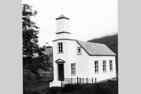 Þetta er Kvíabekkjarkirkja í Ólafsfirði, um átta og hálfum kílómetra innan við þéttbýlið í Ólafsfirði. - / m-stae1-17464  frá Minjasafninu á Akureyri