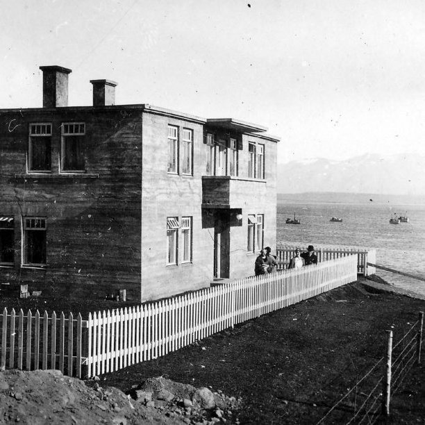 29 - Þetta er Gimli, gamla læknishúsið á Dalvík, og Hrísey í fjarska. Húsið stendur á horni Sogntúns og Hafnarbrautar. Minjasafnið á Akureyri / Album 080-057