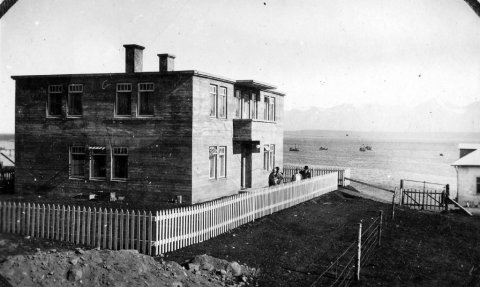 29 - Þetta er Gimli, gamla læknishúsið á Dalvík, og Hrísey í fjarska. Húsið stendur á horni Sogntúns og Hafnarbrautar. Minjasafnið á Akureyri / Album 080-057