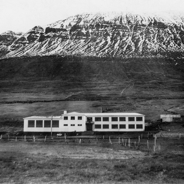 Hefur þú, lesandi góður, hugmynd um hvar þessi mynd er tekin? Þeir sem kunna að búa yfir upplýsingum um myndina eru hvattir til að senda þær á netföngin hg@minjasafnid.is og skapti@akureyri.net - / m-stae1-17655 frá Minjasafninu á Akureyri