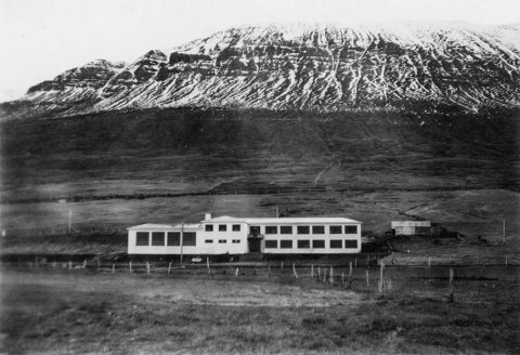 Þetta er barnaskólinn í Ólafsfirði, sem nú er hluti Grunnskóla Fjallabyggðar. Kennsla hófst í húsinu haustið 1950. - / m-stae1-17655 frá Minjasafninu á Akureyri
