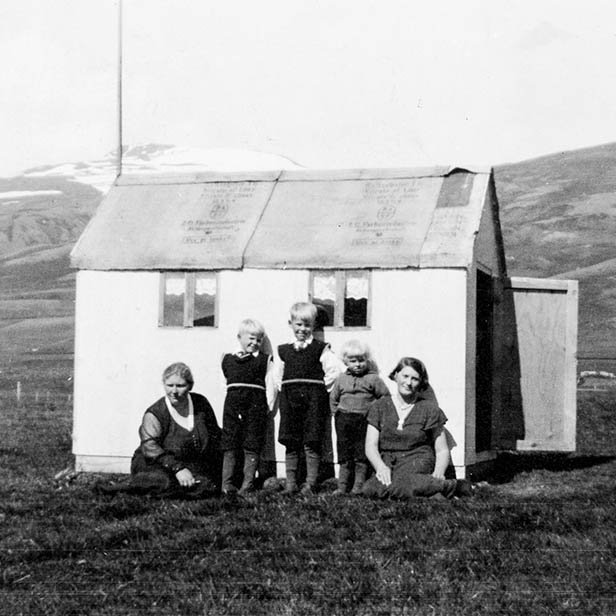 Þetta er á Grenivík. Björn Ingólfsson fv. skólastjóri segir í skilaboðum: „Þetta hús smíðaði Jóhann Jeremías Kristjánsson læknir í Grenivík handa sonum sínum. Það stóð á túninu rétt neðan við bæinn og var tekið niður á veturna. Strákarnir heita Guðmundur Kristján, Haraldur Kristófer og Heimir Brynjúlfur. Móðir þeirra Inga Guðmundsdóttir er lengst til vinstri, ég veit ekki hver hin konan er.“ - / m-stae1-17499 frá Minjasafninu á Akureyri