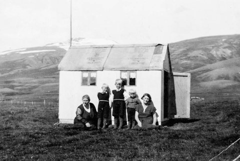 Þetta er á Grenivík. Björn Ingólfsson fv. skólastjóri segir í skilaboðum: „Þetta hús smíðaði Jóhann Jeremías Kristjánsson læknir í Grenivík handa sonum sínum. Það stóð á túninu rétt neðan við bæinn og var tekið niður á veturna. Strákarnir heita Guðmundur Kristján, Haraldur Kristófer og Heimir Brynjúlfur. Móðir þeirra Inga Guðmundsdóttir er lengst til vinstri, ég veit ekki hver hin konan er.“ - / m-stae1-17499 frá Minjasafninu á Akureyri