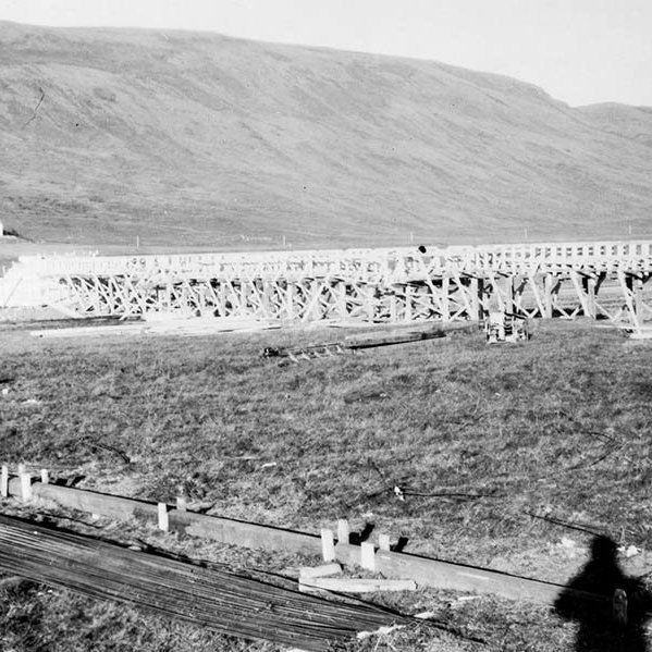Hér er unnið að byggingu brúarinnar yfir Grímsá við Oddsstaði í Lundarreykjadal. Brúin var tekin í notkun árið 1950. / m-stae1-17389 frá Minjasafninu á Akureyri