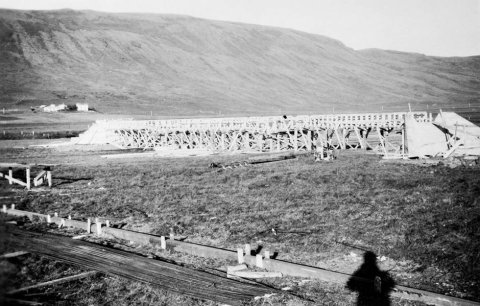 Hér er unnið að byggingu brúarinnar yfir Grímsá við Oddsstaði í Lundarreykjadal. Brúin var tekin í notkun árið 1950. / m-stae1-17389 frá Minjasafninu á Akureyri
