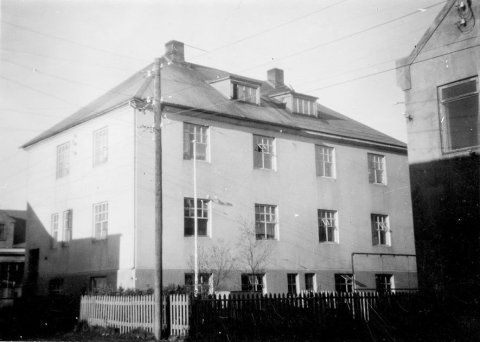 Þetta er Norðurgata 16 á Akureyri, einnig nefnt Svarfdælingahús, að sögn Arnórs Blika Hallmundssonar, höfundar Hús dagsins-pistlanna frábæru. Norðurgata 16 er byggt 1926 og verður „hús dagsins“, að sögn Arnórs Blika „eins og meiningin er með öll hús bæjarins sem eiga aldarafmæli í ár, líklega síðsumars eða með haustinu.“ / m-stae1-17733 frá Minjasafninu á Akureyri