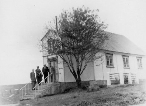 Hefur þú, lesandi góður, hugmynd um hvar þessi mynd er tekin og jafnvel hvaða menn eru á myndinni? Þeir sem kunna að búa yfir upplýsingum um myndina eru hvattir til að senda þær á netföngin hg@minjasafnid.is og skapti@akureyri.net - / m-stae1-17656 frá Minjasafninu á Akureyri
