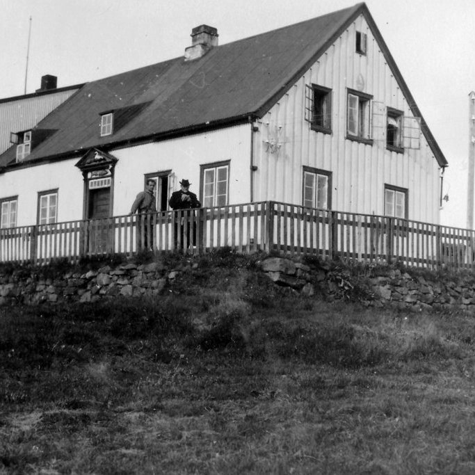 Laxamýri í Suður-Þingeyjarsýslu. Þarna eru Jón Sveinsson, Nonni, og Jón Norðfjörð árið 1930. Nonni kom þá til landsins í boði ríkisstjórnarinnar í tilefni Alþingishátíðarinnar á Þingvöllum. Myndin er úr albúmi Jóns Norðfjörð, áreiðanlega tekin á hans vél. Minjasafnið á Akureyri/Mynd 300-166
 
Þeir sem kunna að búa yfir upplýsingum um hvar myndin er tekin - hver bærinn er - eru hvattir til að senda þær til Minjasafnsins á Akureyri, á netfangið hg@minjasafnid.is