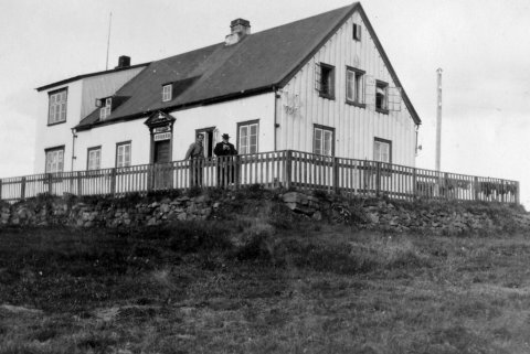 Laxamýri í Suður-Þingeyjarsýslu. Þarna eru Jón Sveinsson, Nonni, og Jón Norðfjörð árið 1930. Nonni kom þá til landsins í boði ríkisstjórnarinnar í tilefni Alþingishátíðarinnar á Þingvöllum. Myndin er úr albúmi Jóns Norðfjörð, áreiðanlega tekin á hans vél. Minjasafnið á Akureyri/Mynd 300-166
 
Þeir sem kunna að búa yfir upplýsingum um hvar myndin er tekin - hver bærinn er - eru hvattir til að senda þær til Minjasafnsins á Akureyri, á netfangið hg@minjasafnid.is
