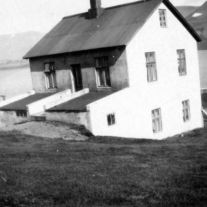 30 - Upplýsingar hafa borist um að þetta sé húsið Byggðarendi á Þingeyri við Dýrafjöð og myndin sé tekin fyrir 1950. „Í fjarska sér í endann á Mýrafelli,“ sagði kona sem sendi línu. Þeir sem kunna að búa yfir frekari upplýsingum vinsamlega hafi samband vi