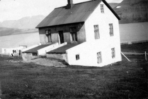 30 - Upplýsingar hafa borist um að þetta sé húsið Byggðarendi á Þingeyri við Dýrafjöð og myndin sé tekin fyrir 1950. „Í fjarska sér í endann á Mýrafelli,“ sagði kona sem sendi línu. Þeir sem kunna að búa yfir frekari upplýsingum vinsamlega hafi samband við Minjasafnið á Akureyri, á netfangið hg@minjasafnid.is - Minjasafnið á Akureyri / Album 082-069