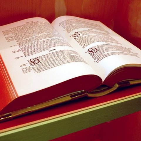 Glerárkirkju var gefinn forláta skápur í tilefni 30 ára vígsluafmælisins og nú er Guðbrandsbiblían, sem gefinn var kirkjunni á vígsludaginn, komin fyrir almenningssjónir.