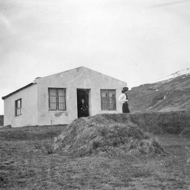 Hefur þú, lesandi góður, hugmynd um hvar myndin að ofan er tekin og jafnvel hverjar konurnar tvær eru? Önnur er framan við húsið en hin stendur í dyrunum. Þeir sem kunna að búa yfir upplýsingum um myndina eru hvattir til að senda þær á netföngin hg@minjasafnid.is og skapti@akureyri.net - / m-stae1-17624 frá Minjasafninu á Akureyri