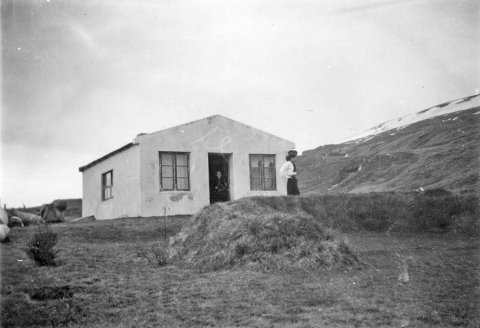 Þetta er skátaskálinn Valhöll sem kvenskátafélagið Valkyrjur á Akureyri byggði í landi Veigastaða í Vaðlaheiði. Húsið var tekið í notkun 1946. Lesandi nefndi að konan fyrir utan húsið gæti verið Erla Gunnarsdóttir. - / m-stae1-17624 frá Minjasafninu á Akureyri