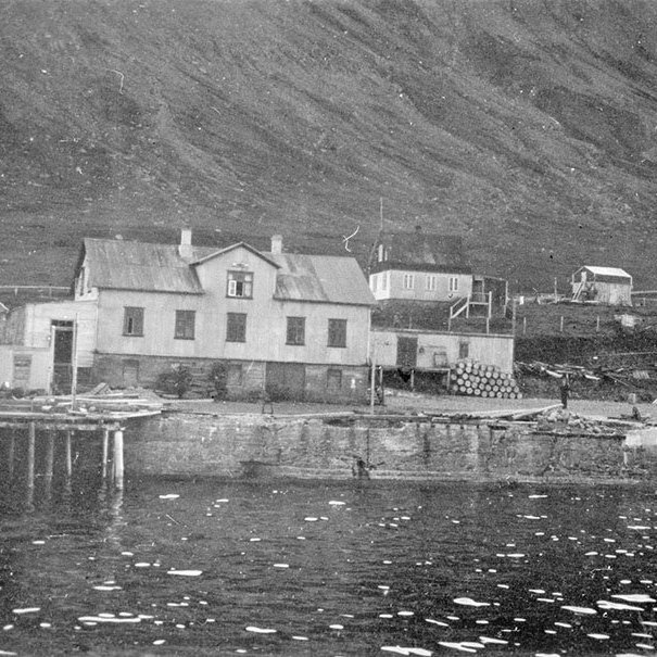 Hefur þú, lesandi góður, hugmynd um hvar myndin að ofan er tekin. Þeir sem kunna að búa yfir upplýsingum um myndina eru hvattir til að senda þær á netföngin hg@minjasafnid.is og skapti@akureyri.net - / m-stae1-17597 frá Minjasafninu á Akureyri