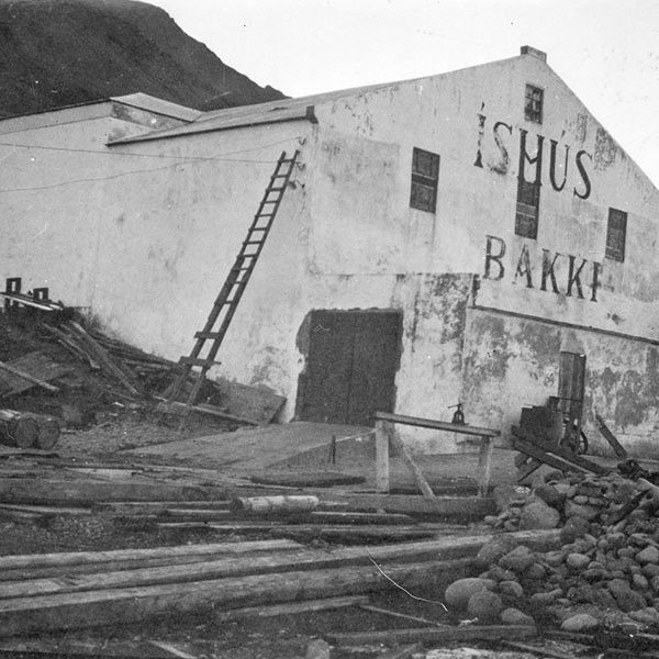 Hefur þú, lesandi góður, hugmynd um hvar myndin að ofan er tekin. Þeir sem kunna að búa yfir upplýsingum um myndina eru hvattir til að senda þær á netföngin hg@minjasafnid.is og skapti@akureyri.net - / m-stae1-17595 frá Minjasafninu á Akureyri