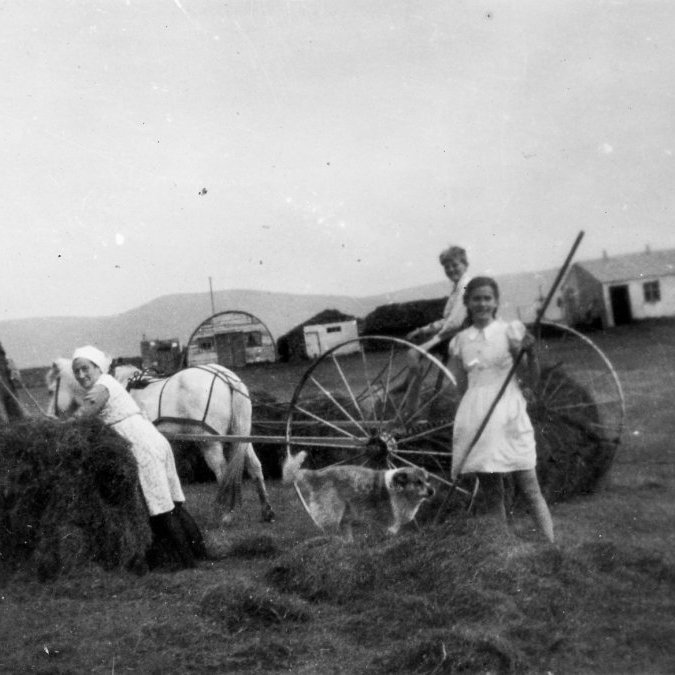Hefur þú, lesandi góður, hugmynd um hvar þessi fallega mynd er tekin og jafnvel hvaða fólk er á myndinni? Þeir sem kunna að búa yfir upplýsingum um myndina eru hvattir til að senda þær á netföngin hg@minjasafnid.is og skapti@akureyri.net - / m-stae1-17778 frá Minjasafninu á Akureyri