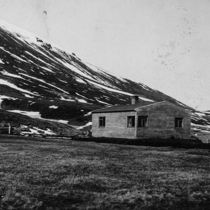 Hefur þú, lesandi góður, hugmynd um hvar þessi mynd er tekin? Þeir sem kunna að búa yfir upplýsingum um myndina eru hvattir til að senda þær á netföngin hg@minjasafnid.is og skapti@akureyri.net - / m-stae1-17984 frá Minjasafninu á Akureyri