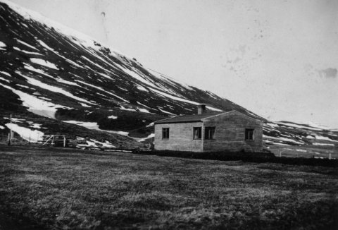 Hefur þú, lesandi góður, hugmynd um hvar þessi mynd er tekin? Þeir sem kunna að búa yfir upplýsingum um myndina eru hvattir til að senda þær á netföngin hg@minjasafnid.is og skapti@akureyri.net - / m-stae1-17984 frá Minjasafninu á Akureyri