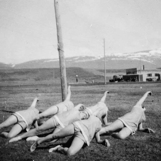 Hefur þú, lesandi góður, hugmynd um hvar þessi stórskemmtilega mynd er tekin? Jafnvel hvaða stúlkur eru á myndinni og við hvaða tækifæri hún er tekin? Þeir sem kunna að búa yfir frekari upplýsingum um myndina eða sögum henni tengdar eru hvattir til að senda þær á netföngin hg@minjasafnid.is og skapti@akureyri.net - / m-stae1-17937 frá Minjasafninu á Akureyri