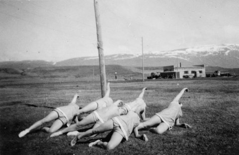 Hefur þú, lesandi góður, hugmynd um hvar þessi stórskemmtilega mynd er tekin? Jafnvel hvaða stúlkur eru á myndinni og við hvaða tækifæri hún er tekin? Þeir sem kunna að búa yfir frekari upplýsingum um myndina eða sögum henni tengdar eru hvattir til að senda þær á netföngin hg@minjasafnid.is og skapti@akureyri.net - / m-stae1-17937 frá Minjasafninu á Akureyri