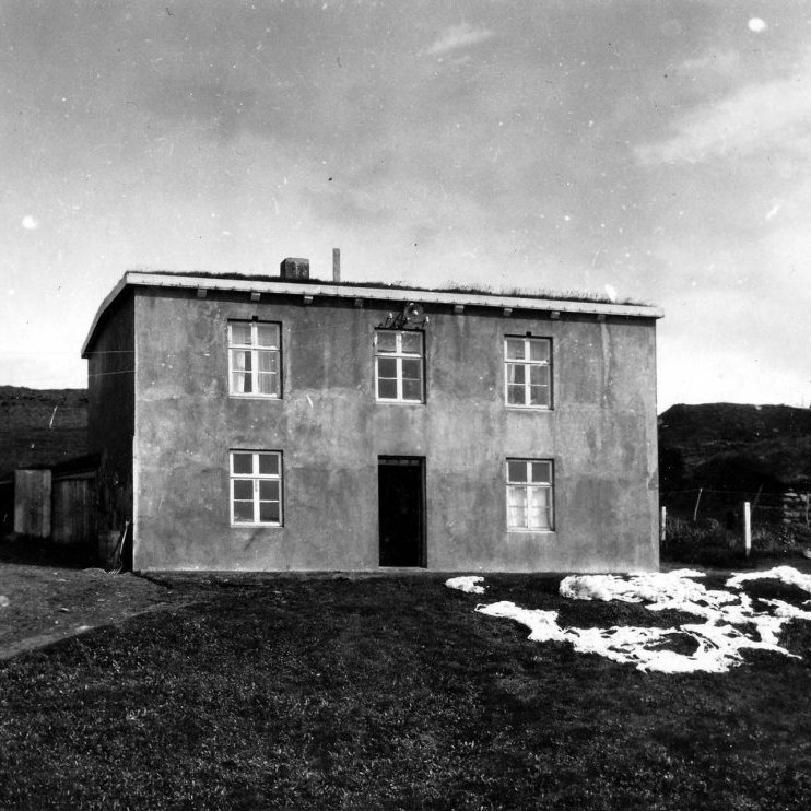 33 - Bærinn heitir Ingjaldsstaðir og er ofan við Fosshól, við mynni Bárðardals. Húsið er byggt 1917 og er elsta steinhús í sveitinni sem ekki er hlaðið. Því hefur verið haldið við í upprunalegri mynd.  - Minjasafnið á Akureyri / Album 223-029