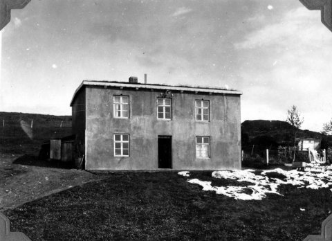 33 - Bærinn heitir Ingjaldsstaðir og er ofan við Fosshól, við mynni Bárðardals. Húsið er byggt 1917 og er elsta steinhús í sveitinni sem ekki er hlaðið. Því hefur verið haldið við í upprunalegri mynd.  - Minjasafnið á Akureyri / Album 223-029