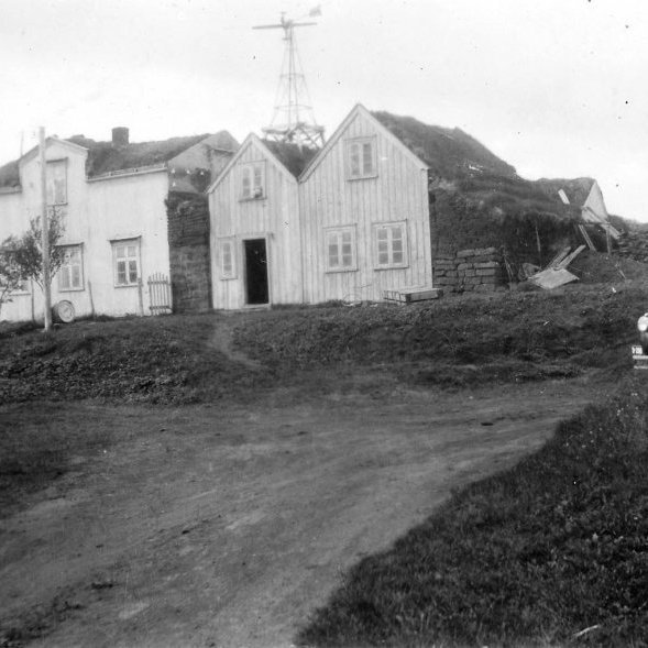 34 - Þetta er bærinn á Kálfaströnd í Mývatnssveit, og húsið svokallað Valdahús. Þar bjó Valdimar Halldórsson. -Minjasafnið á Akureyri / Album 078-090