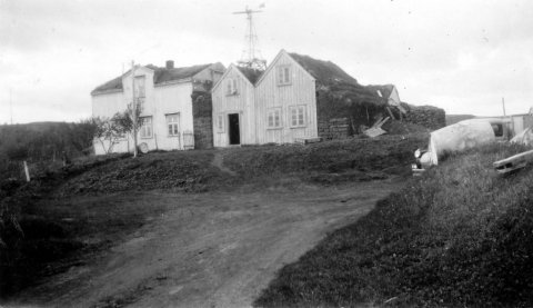 34 - Þetta er bærinn á Kálfaströnd í Mývatnssveit, og húsið svokallað Valdahús. Þar bjó Valdimar Halldórsson. -Minjasafnið á Akureyri / Album 078-090