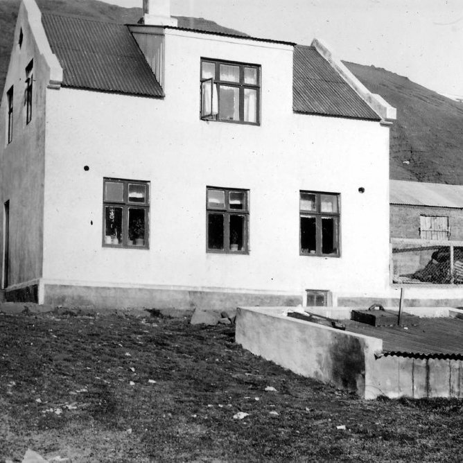 Ekkert er vitað um mynd dagsins að þessu sinni; hvorki nafn ljósmyndarans né hvar myndin er tekin. Þeir sem kunna að búa yfir upplýsingum um myndina vinsamlega hafi samband við Minjasafnið á Akureyri, á netfangið hg@minjasafnid.is - Minjasafnið á Akureyri / Album 082-092