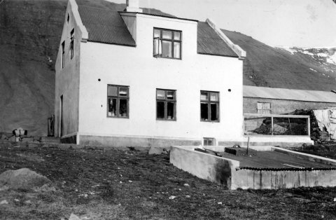 Ekkert er vitað um mynd dagsins að þessu sinni; hvorki nafn ljósmyndarans né hvar myndin er tekin. Þeir sem kunna að búa yfir upplýsingum um myndina vinsamlega hafi samband við Minjasafnið á Akureyri, á netfangið hg@minjasafnid.is - Minjasafnið á Akureyri / Album 082-092