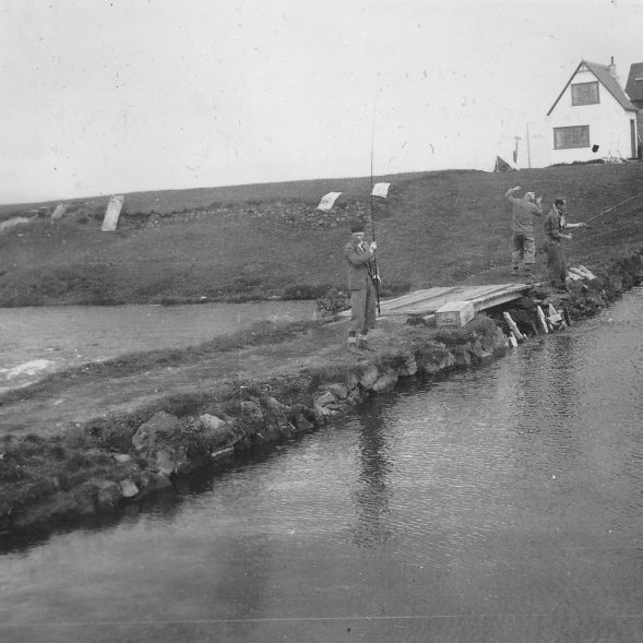 Svartárkot í Bárðardal. Myndin er úr albúmi sem var í eigu Jóns Norðfjörð. Ekki er ósennilegt að hann hafi tekið myndina sjálfur. Ekki hafa borist ábendingar um nöfn fólksins. Minjasafnið á Akureyri / Mynd 300-301