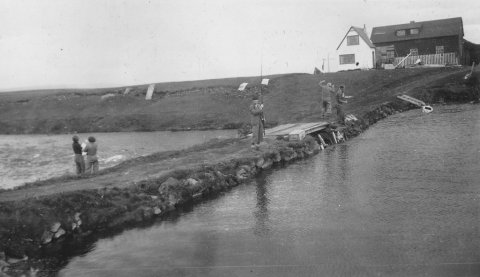Svartárkot í Bárðardal. Myndin er úr albúmi sem var í eigu Jóns Norðfjörð. Ekki er ósennilegt að hann hafi tekið myndina sjálfur. Ekki hafa borist ábendingar um nöfn fólksins. Minjasafnið á Akureyri / Mynd 300-301