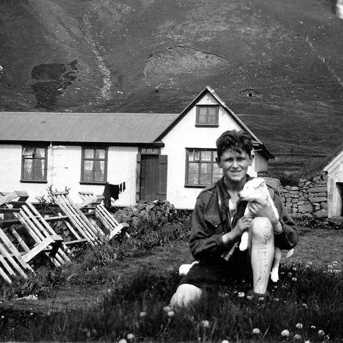 41 – Haraldur Briem Ólafsson (1909 - 1989) bankagjaldkeri. Bærinn er Eyvindarmúli innarlega í Fljótshlíð. Minjasafnið á Akureyri / Album 222-029