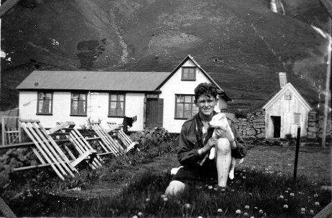 41 – Haraldur Briem Ólafsson (1909 - 1989) bankagjaldkeri. Bærinn er Eyvindarmúli innarlega í Fljótshlíð. Minjasafnið á Akureyri / Album 222-029