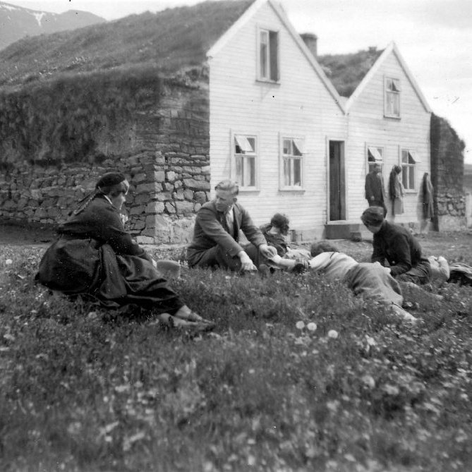 42 – Ferðafólk við Víðivelli í Skagafirði - Minjasafnið á Akureyri / Album 219 - 058