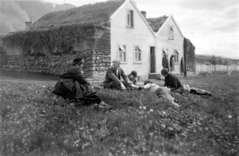 42 – Ferðafólk við Víðivelli í Skagafirði - Minjasafnið á Akureyri / Album 219 - 058