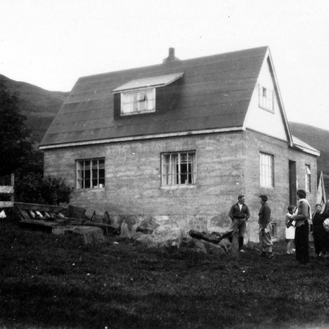 Þetta mun vera Hraun í Öxnadal. Lesandi skrifar: Viðbyggingin sem glittir í lengst til hægri, sést á gömlum myndum, en er nú horfin. - Minjasafnið á Akureyri / Album 219 - 120